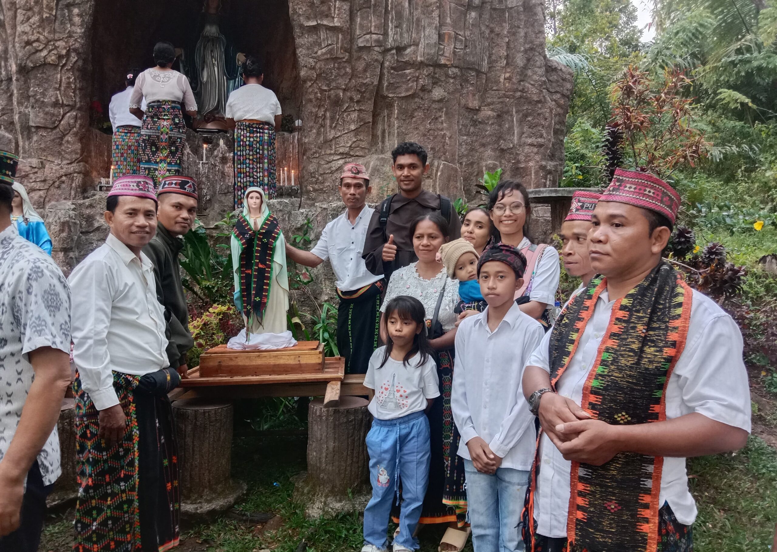 Ratusan Umat Paroki St. Theresia Lisieux Longgo Berziarah Ke Gua Maria Wae Lia