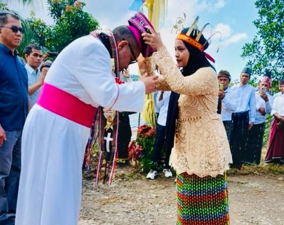 Putri Muslim Sambut Uskup Labuan Bajo Di Paroki Werang pada Minggu Panggilan ke-62