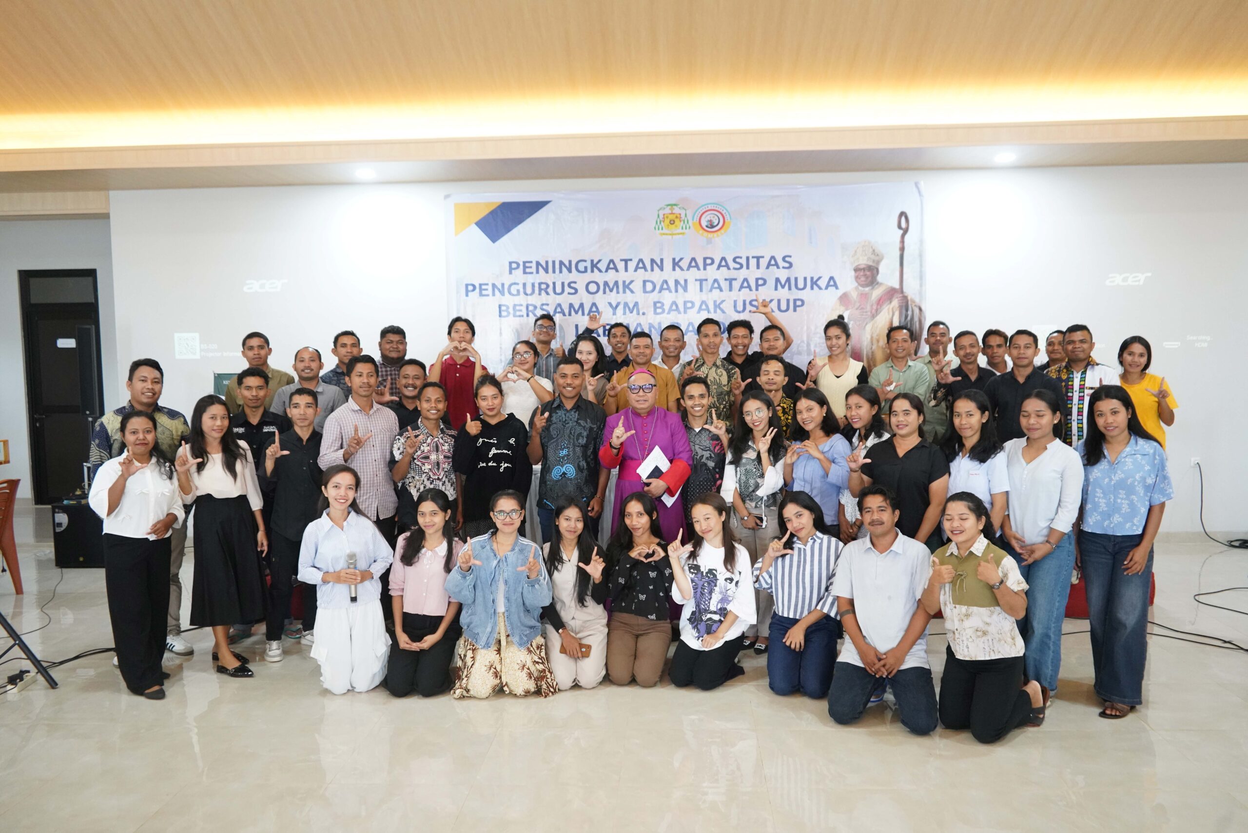 Mgr. Maksimus Regus Ajak OMK Labuan Bajo Menjadi Gereja yang “Berakar dan Berdampak”