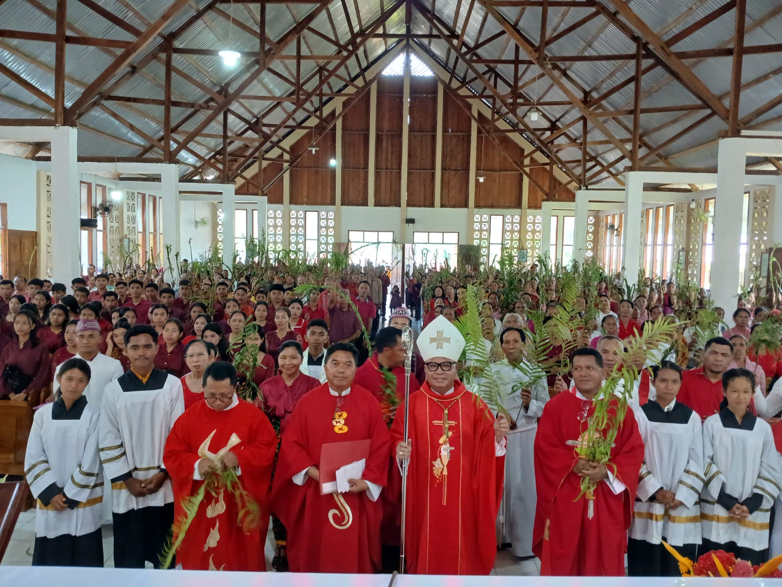 Mgr. Maksi dalam Minggu Palma di Werang: Teladani Yesus Sebagai Raja yang Melayani dan Berkorban
