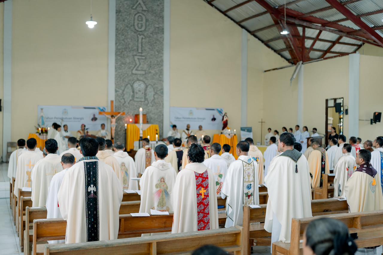 Uskup Labuan Bajo Mgr. Maksimus Regus Serukan Tiga Pesan Utama dalam Misa Krisma di Bari: Kehadiran, Persatuan, dan Kesaksian