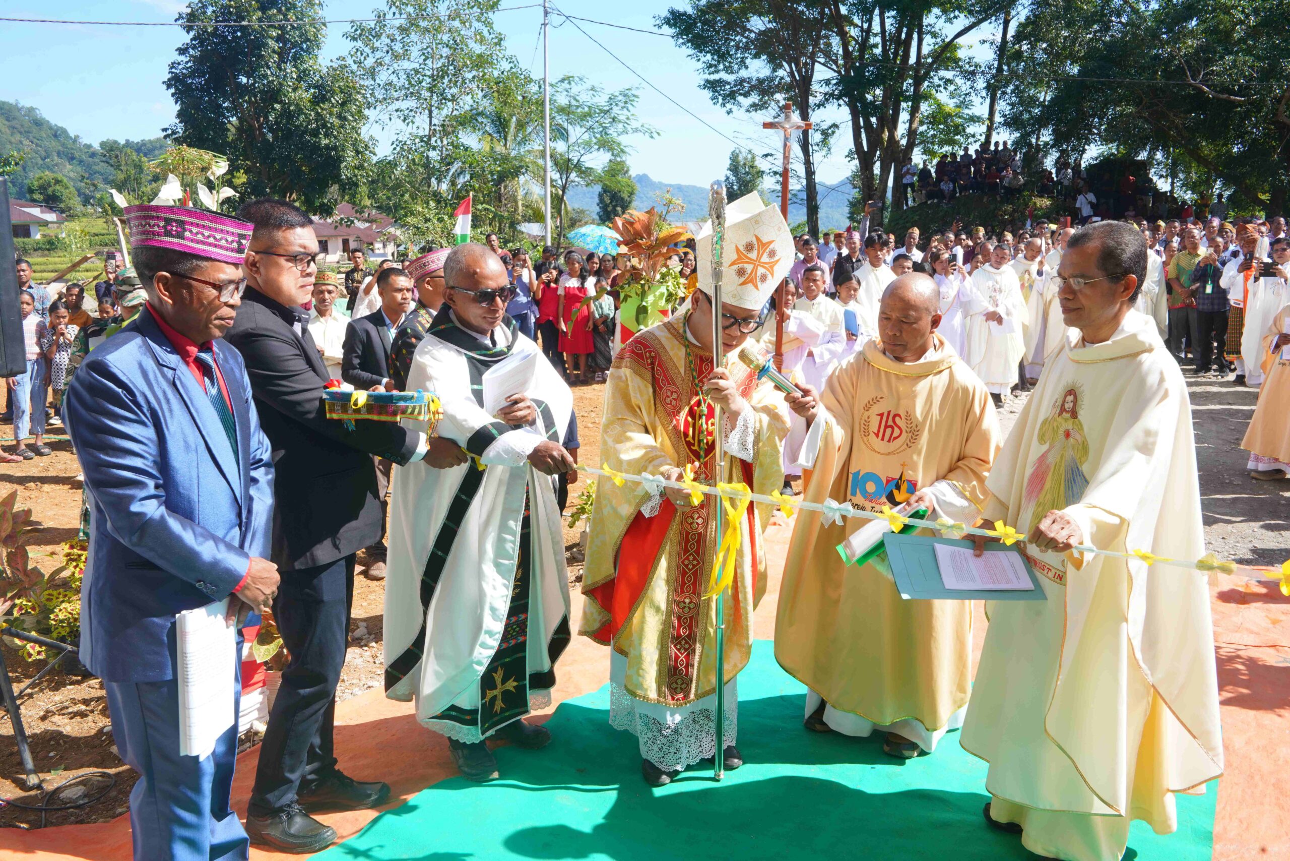 Momen Bersejarah di Waning: Mgr. Maksimus Regus Berkati Gereja St. Kristoforus yang Megah